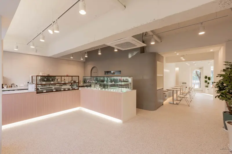 핑크 플루티드 카운터 감성 베이커리 카페 인테리어